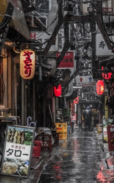 镜头下的日本：梅雨季的新宿。摄影by ヨタ８