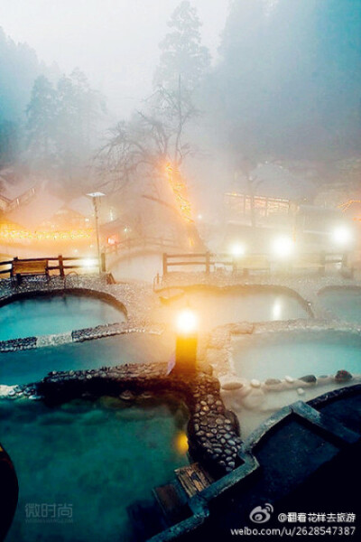 【四川海螺沟】身边一片白雪皑皑，露天温泉的池蒸汽滚滚腾空，朦胧一片，影影绰绰~ 在天然温泉里欣赏雪花漫天飞舞，何等浪漫~