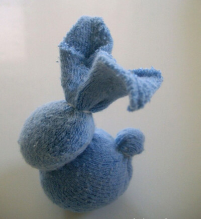 用旧袜子做的一只可爱的小兔子公仔 http://www.51feibao.com/article-view-403.html