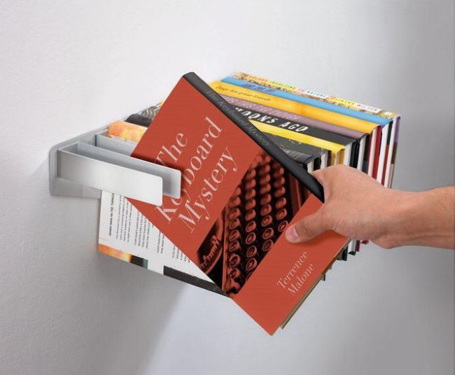 漂浮书架（Flybrary Bookshelf）是一个简单别致的设计。它有金属和塑料两个版本，易于安装，既具有实用的收纳功能，也能作为一个有趣的装饰：延伸出来的插槽可以方便稳当的停靠书本 ，创建出书本仿佛悬浮在空中的效果，而摆满书籍后，你还可以在上方放上一个托盘，将它作为一个置物架使用。