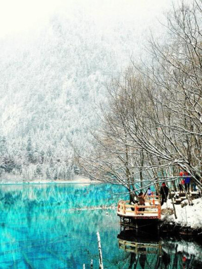 九寨沟五花海。飘雪时美呆了