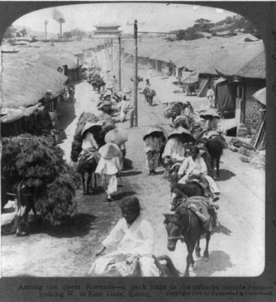 1904年，一群驼队穿过首尔郊区。