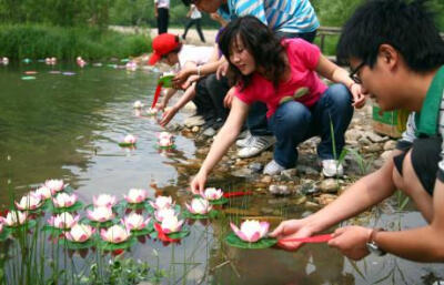 米读新闻排行榜-【端午节放河灯求五福】２００９年５月２７日，北京市怀柔区九渡河镇在水长城景区举办“相约五彩九渡，千盏河灯祈福”端午节放河灯民俗活动，３５０多名游客将河灯放于青山绿水之间，祈求“长寿、富…