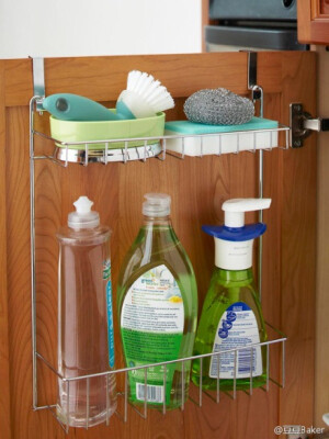 厨房收纳：利用水槽下通常被浪费的空间，比如用挂式钢丝网收纳盒（over-the-door wire organizer），来整理清洁用具和清洁剂。