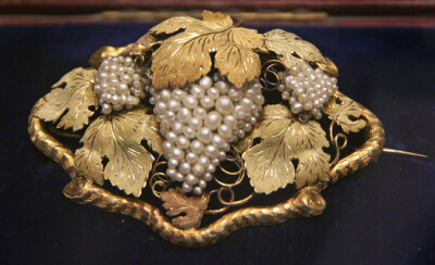 Gold and seed pearl vine brooch, English about 1851@晓冬知春