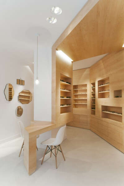 La Galerie de Lunettes is a minimal optical store located in Paris, France, and designed by Dumazer &amp; Lafallisse. (4)