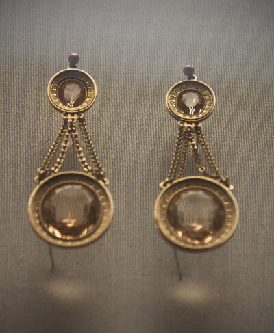 Earring with pendants, chased gold with topazes, Paris, 1819-38@晓冬知春