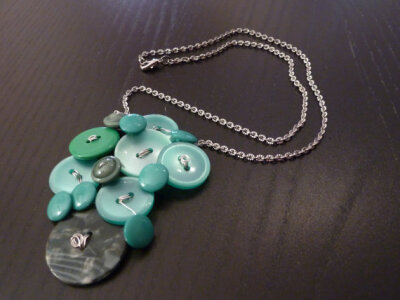 buttons necklace green shade