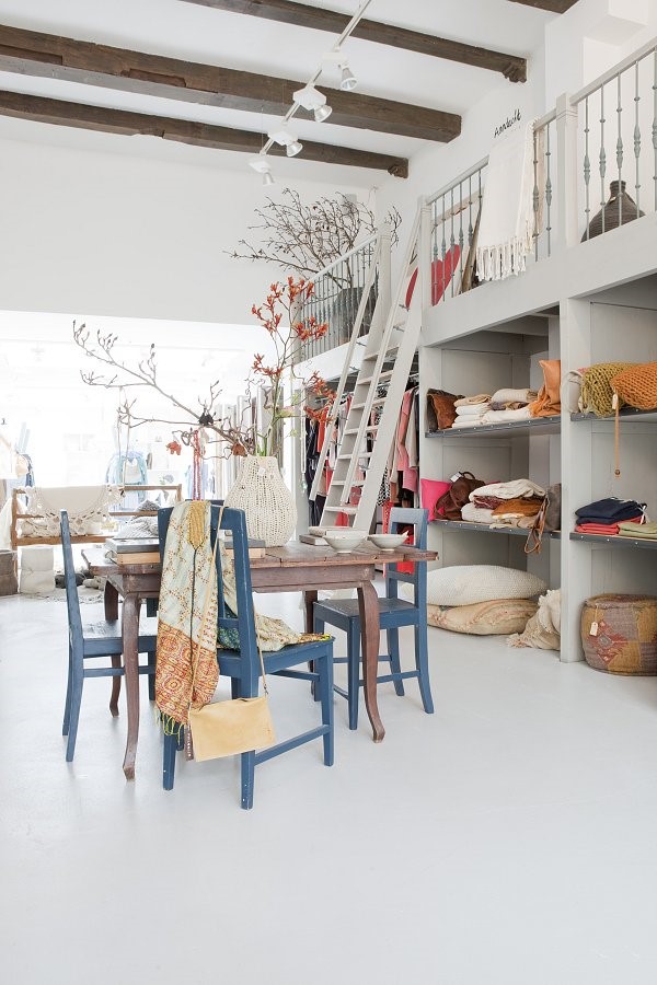 很喜欢这里的环境，你会发现很多时尚、书籍、配饰和独特的手工艺品。一个大的白色的帐篷，棉麻的坐垫，让你有一种在户外的感觉，非常棒！想不想开这样的一家店呢？