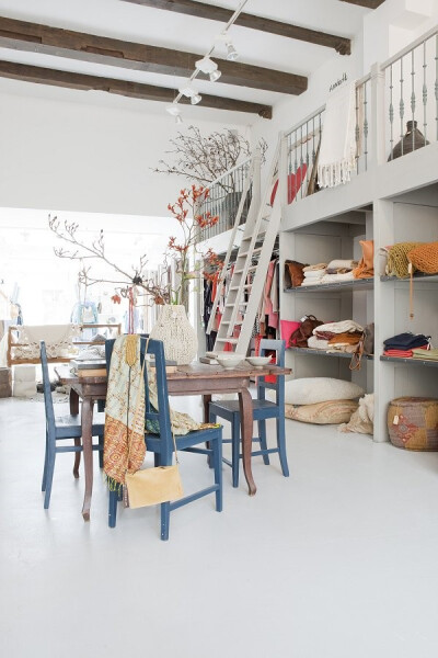 很喜欢这里的环境，你会发现很多时尚、书籍、配饰和独特的手工艺品。一个大的白色的帐篷，棉麻的坐垫，让你有一种在户外的感觉，非常棒！想不想开这样的一家店呢？