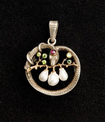 Wilhelm Lucas von Cranach, Berlin. Needle, 1898. 2.8 x 2.7 cm. Silver, three pearls, five emeralds, one ruby.@晓冬知春