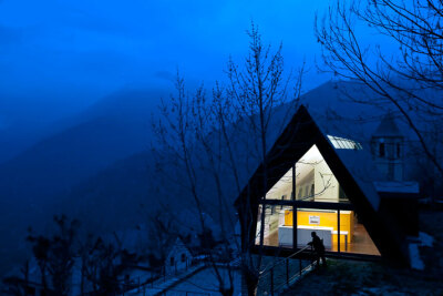 Architects Cadaval & Solà-Morales建筑事务所设计的在西班牙The Pyrenees 山脉下建造的房子，对于大窗子控的foruler来说，实在很喜欢，最重要的是得天独厚的户外景观，是人造所不能及的～～