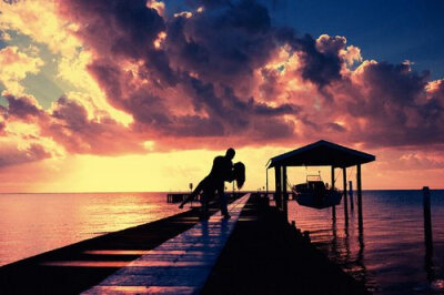 你还在委屈什么，明明不在乎却假装舍不得 在乎才会乱想，不在乎连想都不会想。