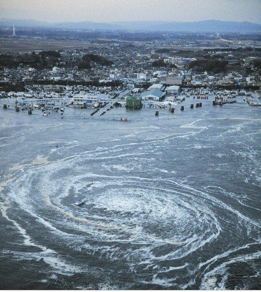 巨型漩涡：日本 日本的东海岸，出现了一个令人难以置信的巨大漩涡。这个漩涡在大洗港附近持续了几个小时，鲁斯-路金说：“形成大漩涡的原因是因为湍急的水流在海岸线和海底结构改变的相互影响”。世界上最有名的漩涡要算“罗孚敦漩涡”，著名作家爱伦坡、凡尔纳和麦尔威尔在他们的著作中都有过对它的介绍。