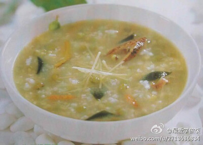 【DIY海带绿豆粥】1.白米洗净沥干，绿豆洗净泡水2小时。 2.锅中加水10杯煮开，放入白米、绿豆、海带丝略搅拌，待再煮滚时改中小火熬煮40分钟，加入盐、明太鱼粉拌匀，撒上胡椒粉、芹菜末即可食用