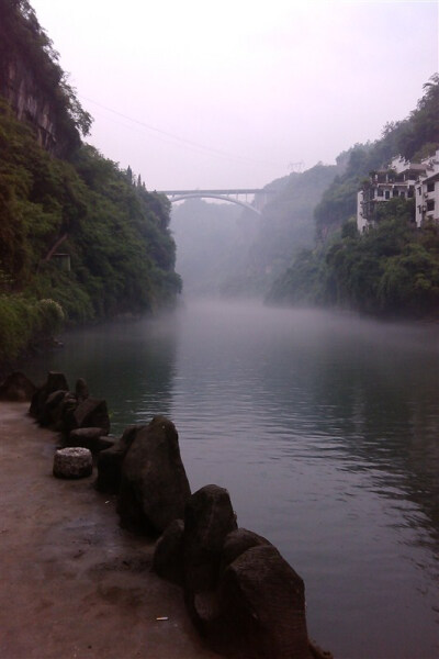 下小雨的河面