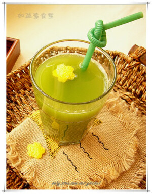 . 将干甜菊叶、干桂花冲入开水盖焖出味，急冻至冷  2. 甜菊叶是在当地同仁堂来的，桂花通常药店或超市的花草茶柜台都有  3. 柠檬榨汁  4. 因为量少，就用了手拧式来榨  5. 黄瓜榨汁  6. 用的料理手榨汁机，就是果仁露图里的那机器。用它反复多榨了几遍  7. 汁会有些泡沫~我都把它吃掉啦~~  8. 把已冻冷的甜菊桂花茶取出滤渣  9. 柠檬汁、黄瓜汁、甜菊桂花水混匀入杯  10. 取榨过汁的柠檬削薄皮一片，用蔬菜花模刻花入杯装饰即可