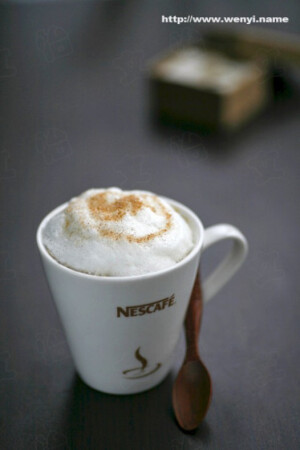 100%纯咖啡1包（1.8克），加150ml开水，再放入方糖，搅拌均匀，至咖啡完全溶解。将咖啡倒入杯中  2. 把牛奶倒入另外一个杯中，用牛奶打泡器打出奶沫  3. 再将打好的奶沫倒入咖啡杯中，撒上肉桂粉即可。饮用前，用搅拌棒搅匀