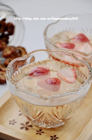 草莓冲洗干净后，用淡盐水浸泡七八分钟，沥干  2. 将草莓去蒂，对半切开，放入杯中  3. 将山楂和800ml清水倒入锅中，水开后下入冰糖（喜欢多甜的，可以适量多加点冰糖），至冰糖溶化即可关火。将煮好的糖水注入杯中，将草莓泡2-3分钟即可饮用