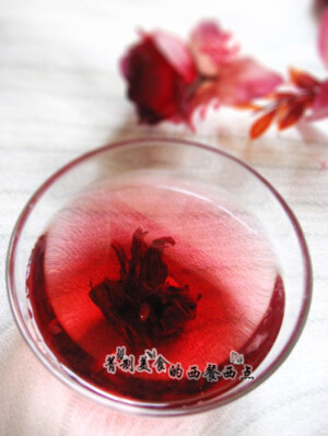 . 将玫瑰茄花与茶包放入茶壶中，加入热开水冲泡  2. 约2分钟后泡开，稍凉放入蜂蜜或者冰糖调味，即可饮用