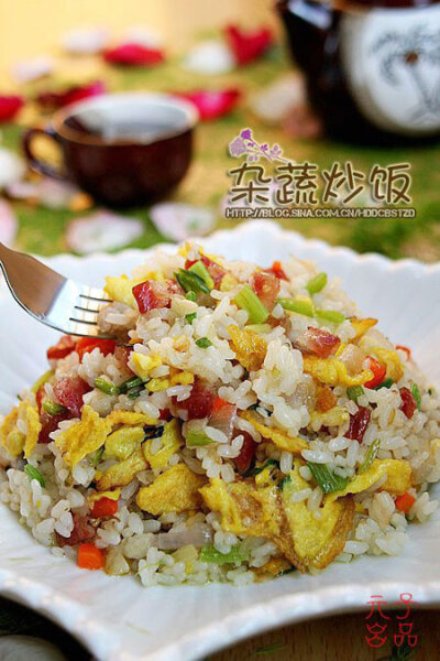 什锦炒饭{补钙铁锌硒} 原料：剩饭；洋葱；鸡蛋；胡萝卜；香肠；芹菜； 1、鸡蛋打散后加入盐和葱花打均匀油烧热倒入蛋液结块后划散盛出。 2、洗净锅重新倒油加入洋葱粒和蒜泥爆香。 3、加入胡萝卜粒和芹菜粒炒香；…