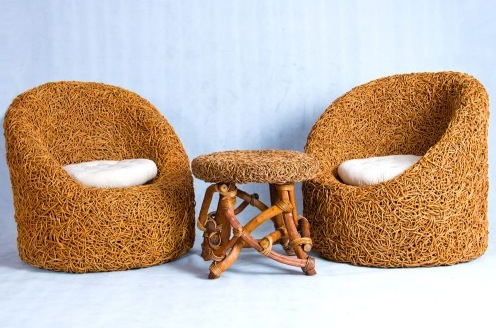 这套名为“扭曲的圆筒（Twisted Barrel）”的桌椅采用东南亚的一种藤类植物做成。一旦干燥编织成家具之后，这些藤条会变得非常结实坚硬。虽然叫做扭曲的圆筒，这套桌椅更让我联想起大大的鸟窝。