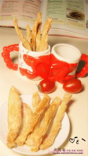 一分钟——懒人奶香酥条：飞饼撒糖撒芝麻，切条，扭，烤