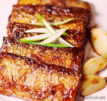 【糖醋带鱼】将带鱼分段，用盐略腌；用厨房纸吸去带鱼表面水分，粘一些面粉；热油锅，下带鱼段炸熟至两面金黄，沥干油待用；锅留底油，下葱段、姜片、蒜煸炒，放入炸好的带鱼，烹入料酒、醋、酱油，加少许鲜汤，加糖…