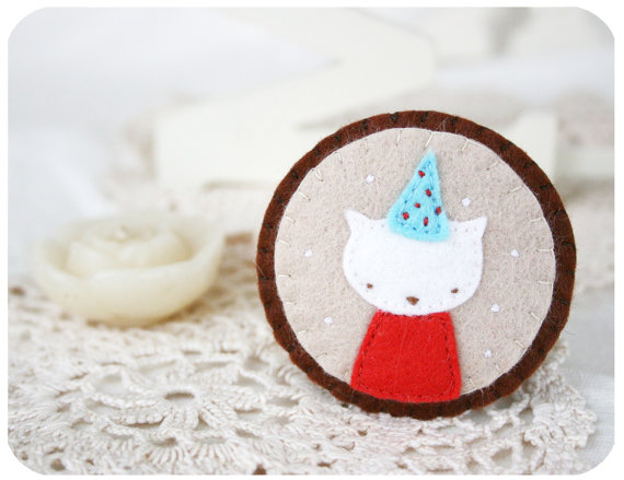 cat brooch - shabby chic accessories 最喜欢这种带点小纯洁小可怜的调调的东西了