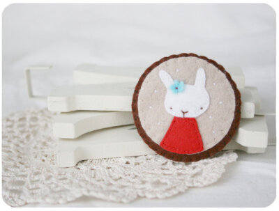 rabbit brooch - shabby chic brooch - felt pin