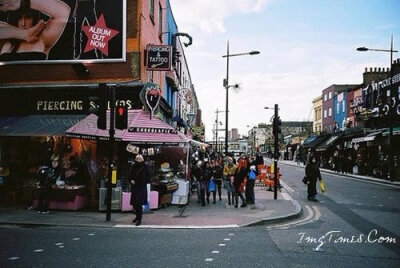 总是向往街边有一处可以憩息的地方，好让你卸下肩头的重担