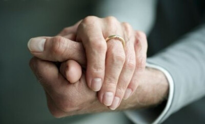 当你老了 两鬓斑白，睡意沉沉 倦坐在炉边时 取下这本书来 慢慢读起 追忆那当年的眼神 神色柔和，倒影深深 多少人曾爱慕你青春妩媚的身影 爱过你的美貌出自假意或者真情 而惟独一人爱你哪朝圣者的心 <br />爱你日渐…