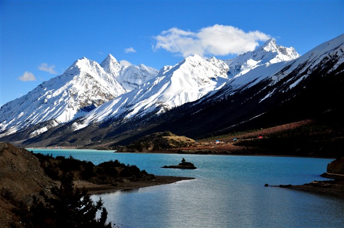 雪山下的然乌湖