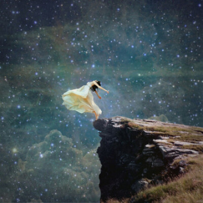 渐渐知道了，太在乎别人，往往会伤害自己；渐渐知道了，对自己好的人，会随着时间流逝越来越少；渐渐知道了，很多东西是可遇而不可求的，很多东西只能拥有一次；渐渐知道了，真心对一个人好不一定有回报，而你忽略的…