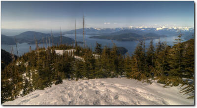 ?豪灣 Howe Sound?豪灣（英語：Howe Sound）是加拿大卑詩省一個呈三角狀的海灣。豪灣位於溫哥華市的西北方，南端在西溫哥華和陽光海岸之間注入喬治亞海峽，自此向北伸延約42公里至史戈密殊為止。豪灣沿岸一帶為史戈…