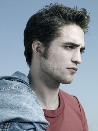 帕丁森( Robert Pattinson)最开始在&lt;哈利-波特&gt;里面我就很留意他了.没想到几年之后,偶然在&lt;暮光之城&gt;里看到,开始我还不敢肯定,因为我想很少电影会让一位名气不大的演员当主角,结果真的是他!之后我和同学…