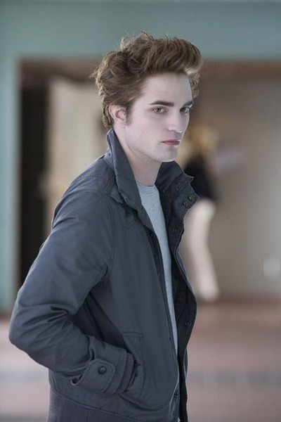 帕丁森( Robert Pattinson)最开始在&lt;哈利-波特&gt;里面我就很留意他了.没想到几年之后,偶然在&lt;暮光之城&gt;里看到,开始我还不敢肯定,因为我想很少电影会让一位名气不大的演员当主角,结果真的是他!之后我和同学就开始疯狂的Edward之旅了,不过尽限于第一部,我们疯狂地去买书,想要看到最后结果怎样^^爆红之后媒体都拿他和&lt;哈利-波特&gt;相比,就书内容来讲,它和&lt;哈利-波特&gt;差远了,情节不太吸引人,就像普通爱情小说一样~不过电影拍的是少有的比书写的好的例子~