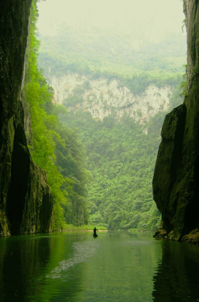 燕子洞在建水县城东20千米泸江河的峡谷中，洞分为二，恰似张开的两张蚌壳，一左一右，一上一下，一浅一深，一干一湿。上洞为干洞，状若大厅，宽敞明亮，可容千人，原有一座三层楼阁，楼间一树穿堂而过，叫“一箭穿三…