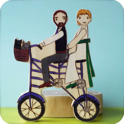 Custom Wedding Cake Topper Couple on a Double Bike with Two Pets，手工定制的婚礼蛋糕装饰，结婚的时候可以自己搞一个哟，是木头做的