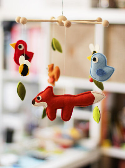 baby mobile "wood friends" - 100% wool felt，不织布的床铃对吧，很适合小宝宝