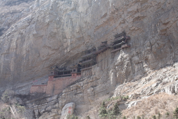 ?2012春假回国旅游1&#8211;山西悬空寺，应县木塔?有句话说，地下看陕西，地上看山西。想起前几年带着公婆，老妈，俩娃转了陕西。那是3月初，公公要求找个能看日本电视的宾馆，婆婆说有点情调的宾馆最好，儿子要能在宾馆游泳，在西安只有一个选择索菲特，要包大车，还要找日文导游，孩子也小，只能慢慢游，相比上次转陕西，今年转山西真是太痛快了！！单身一人！！其实我希望带着孩子妈妈旅游，可是孩子前几天被带着去故宫，就烦了，说妈妈就喜欢看走不完的房子，不去！老妈只好留守看外孙子。??