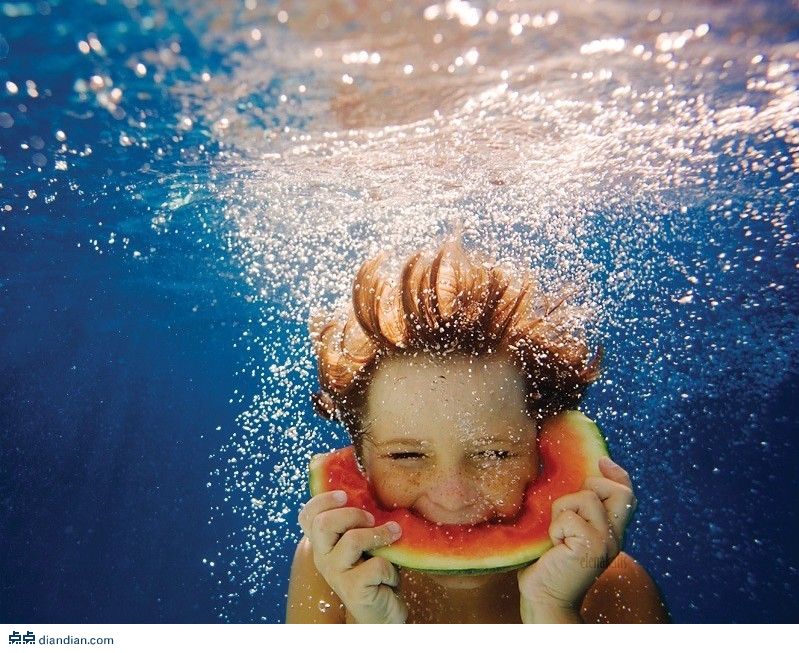 【under water 】来自俄罗斯的女摄影Elena Kalis现居住在巴哈马群岛,那里的蔚蓝海洋激发了她的灵感,创作出一幅幅美丽的水下摄影作品。