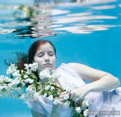 【under water】 Elena Kalis 水底的爱丽丝