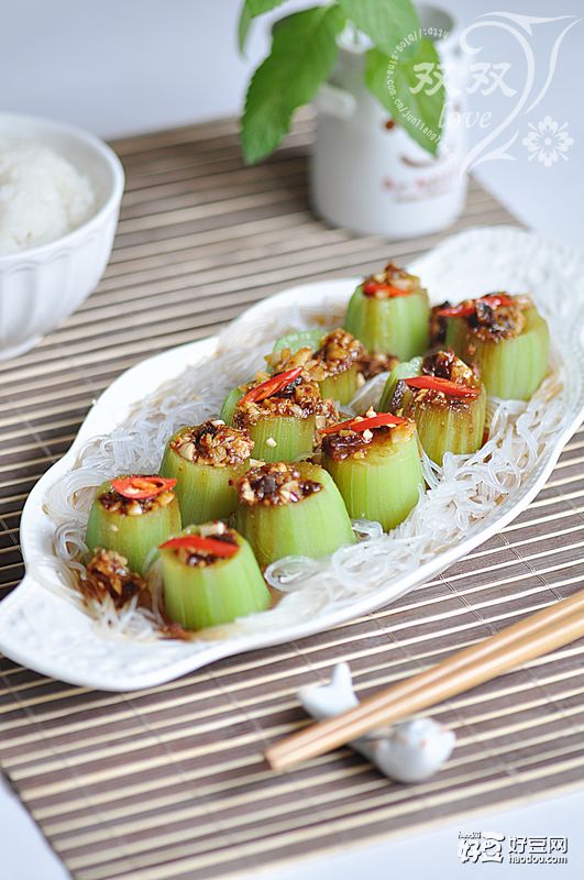 3 粉丝控水,放在盘底. 4 将丝瓜码在盘内. 5 蒜切末.