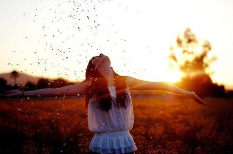 宁可自信，也不要盲目悲观。因为自信是一种力量，即使你的自信有些盲目，也无关大局，你可以在实践中调整心态，找到自己的恰当的位置。如果盲目自卑，你就必然失去一切。