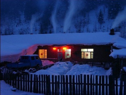 这不是北欧这是中国雪乡！！！位于黑龙江牡丹江市，犹如一颗璀籼的明珠，镶嵌在张广财岭的东南坡，积雪期长达7个月，百余户的居民区犹如一座相连的“雪屋”，房舍随物具形的积雪在风力的作用下可达1米厚，其状好似奔马、卧兔、神龟、巨蘑。