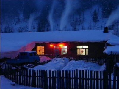 这不是北欧这是中国雪乡！！！位于黑龙江牡丹江市，犹如一颗璀籼的明珠，镶嵌在张广财岭的东南坡，积雪期长达7个月，百余户的居民区犹如一座相连的“雪屋”，房舍随物具形的积雪在风力的作用下可达1米厚，其状好似奔…