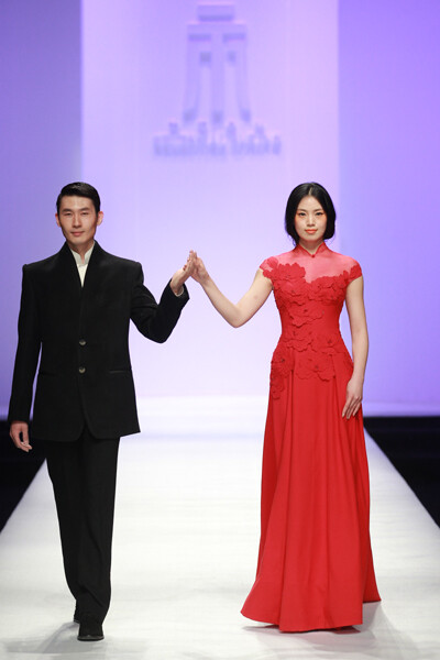 楚艳/张晶 2012春夏系列 男装衬衣和女装礼服的领子都来自传统的中国样式。在西方服饰的整体感官上融如东方式的细节，更添优雅和内敛。