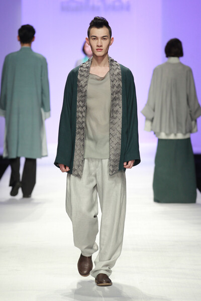 楚艳/张晶 2012春夏系列 借用传统中国外衣的大型的一款休闲风格设计~镶边的交织带是整个造型的点睛之笔。