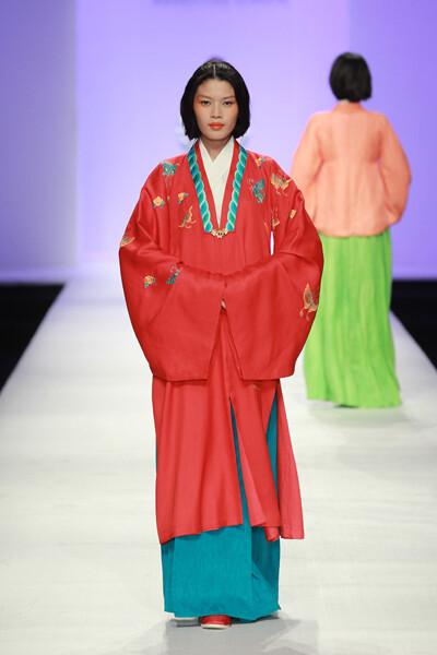 楚艳/张晶 2012春夏系列 改良式汉服礼服设计~，少了一份繁复沉重，多了一份现代时装的流畅于简洁。
